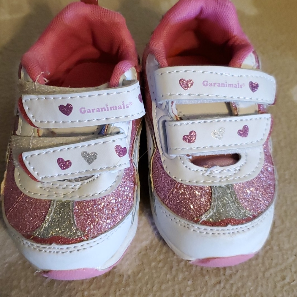 Tennis shoes